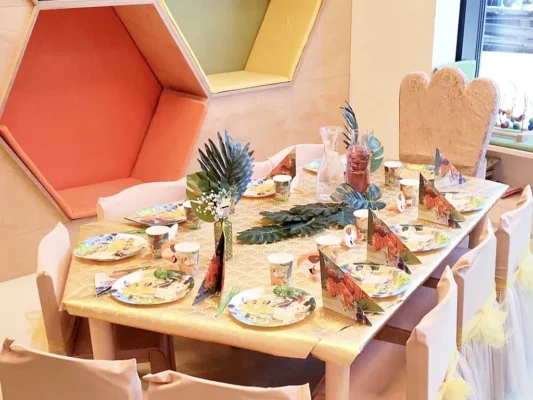 dekoratsiya detskogo stola korol lev disney na detskiy den rozhdeniya v vene