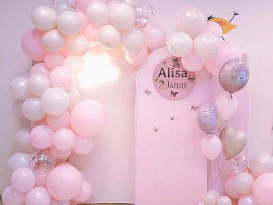 ukrashenie sharami na den rozhdeniya rebenka v vene